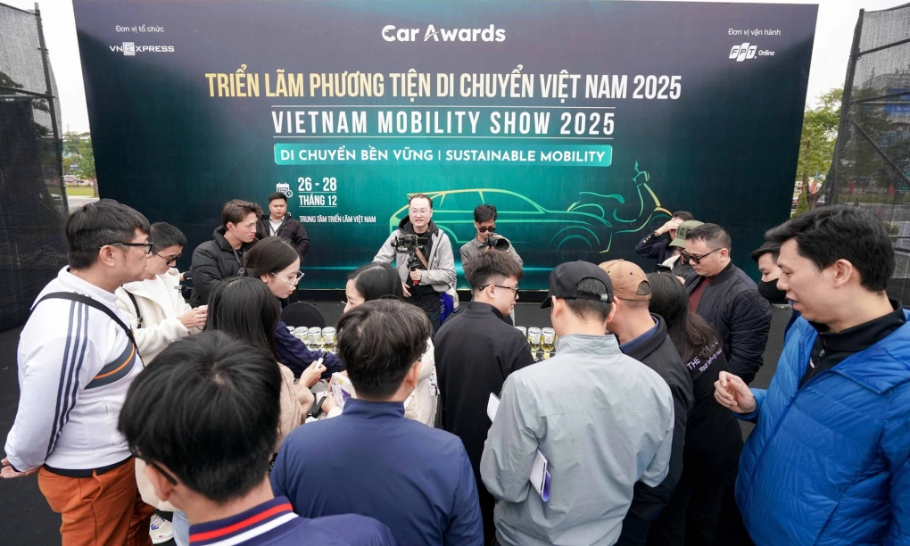 Hàng trăm khách tự pha chế nước hoa ôtô tại Vietnam Mobility Show 2025